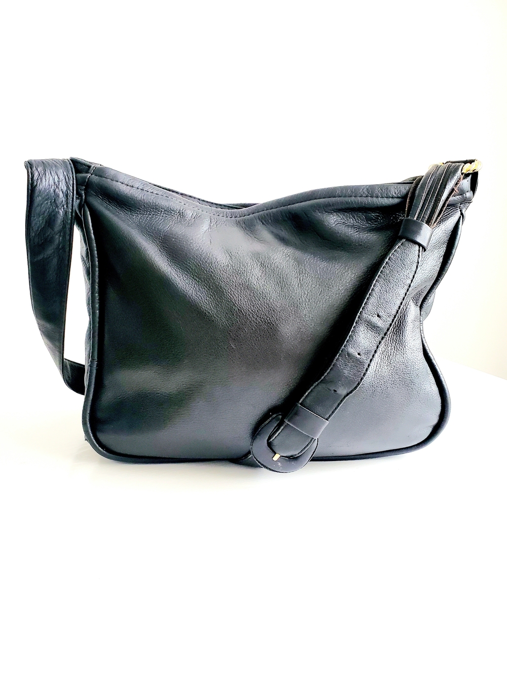 Sleek Black Leather Shoulder Bag with Adjustable Strap - Vintage